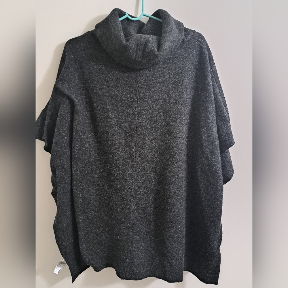 Gap Body Poncho Turtleneck size M/L